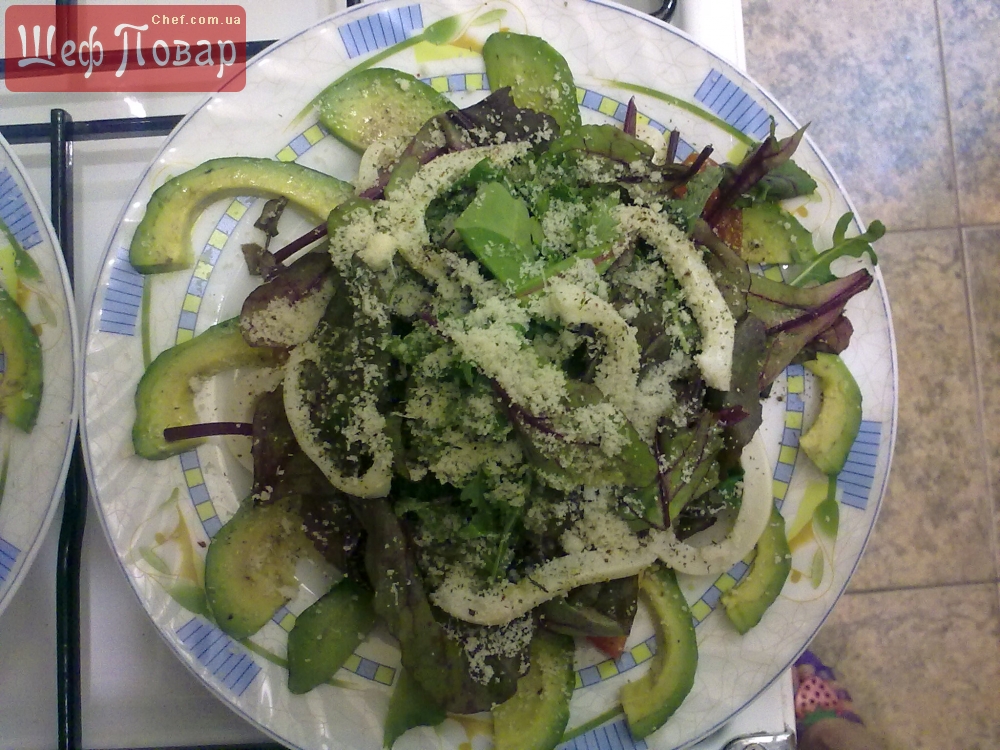 Салат с кальмарами и зеленью