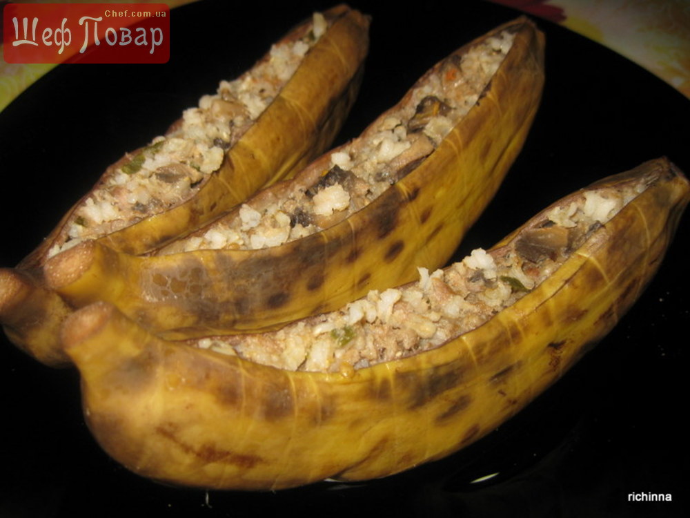 Каноэ с рисом,мясом и грибами в банановой кожуре