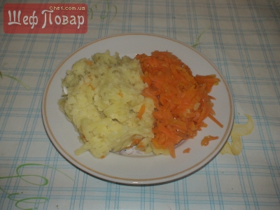 натереть на терке отваренные картофель и морковь