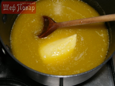 В кастрюльке растопить сливочное масло, добавить мед и соль.