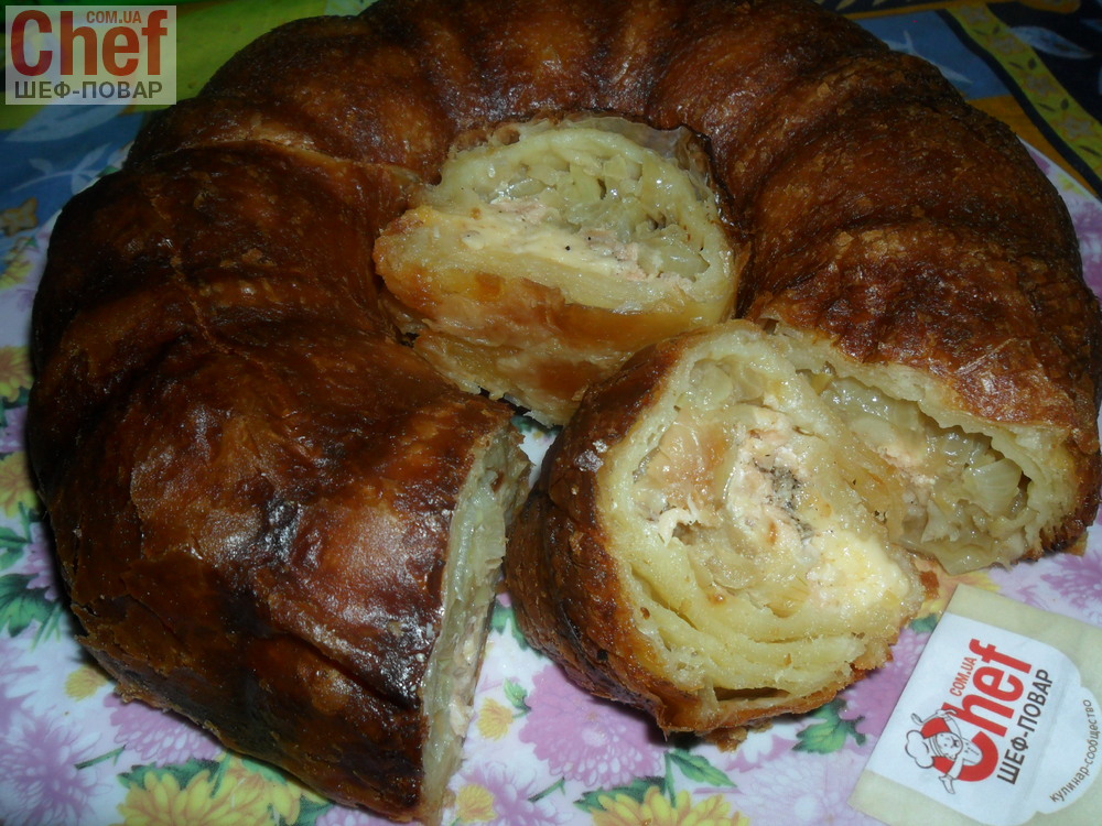Слоеный пирог с лососем, луком и сыром