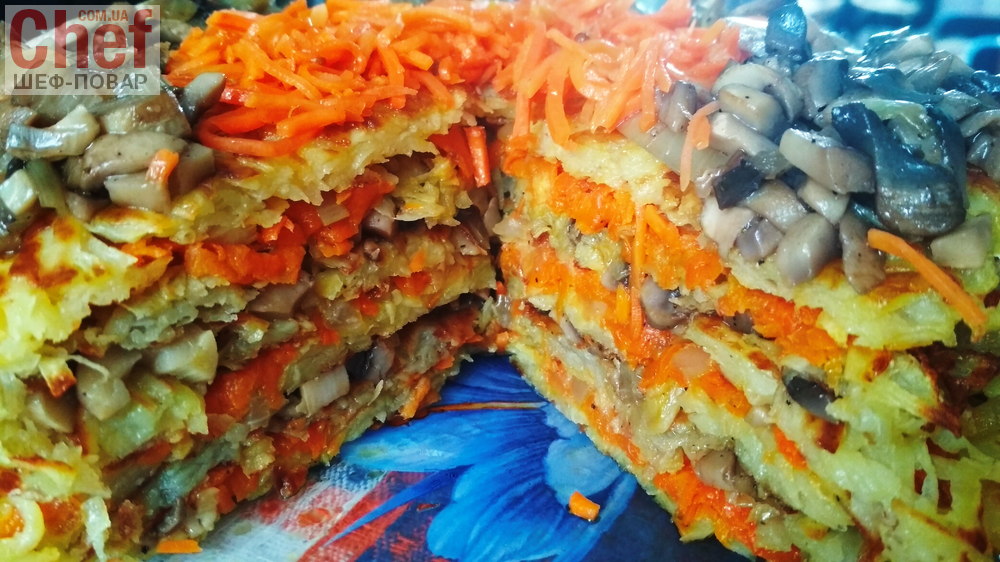 Картофельный торт на сковороде с грибами и морковью