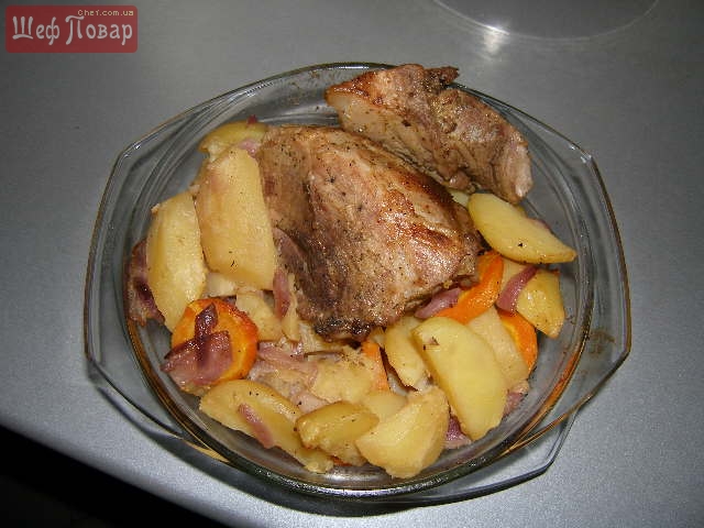 Мясо, запеченое в кулинарном мешочке с картофелем