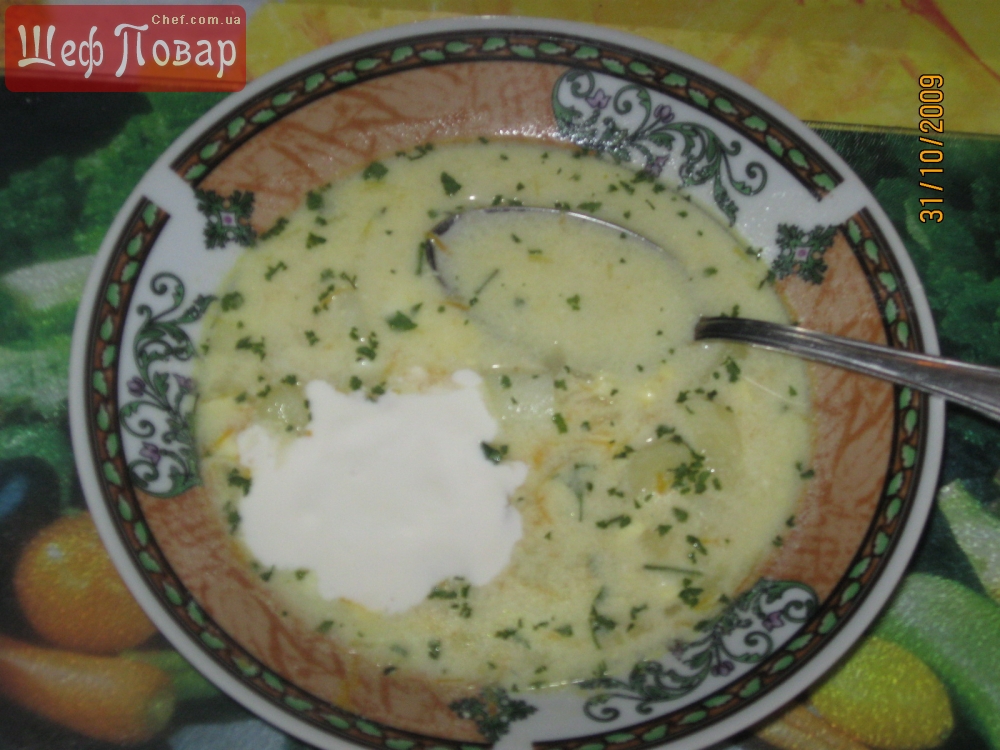 Суп з плавленим сирком і яйцем