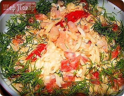 Креветочный салат с моцареллой и помидорами