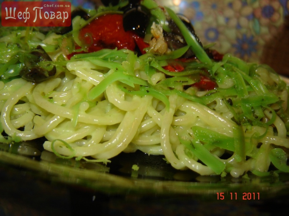 Спагетти с сыром, оливками и вялеными помидорами
