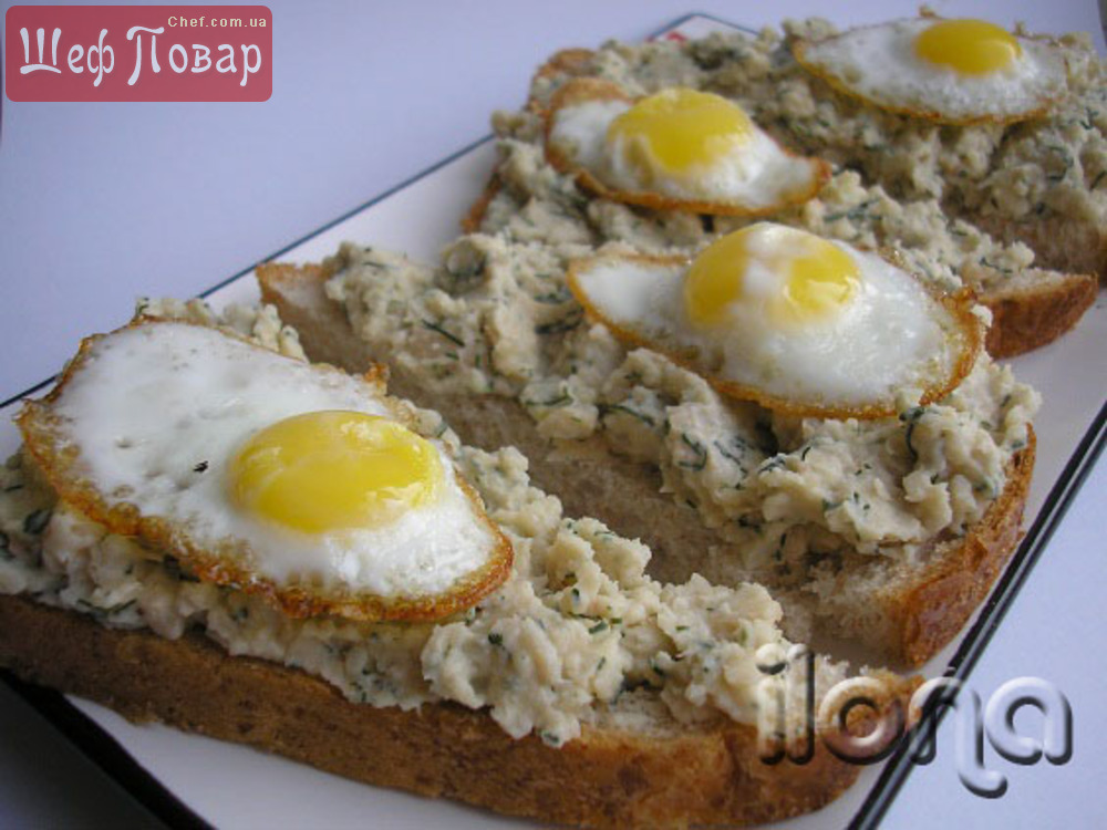 Бутерброды с фасолевой пастой и перепелиными яйцами