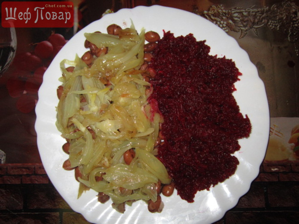 Любимая фасоль с луком и свекольным салатом)))