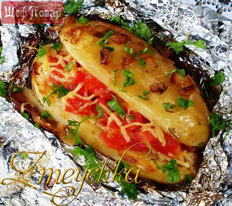 Молодой картофель с помидорами и сыром, запеченный на углях