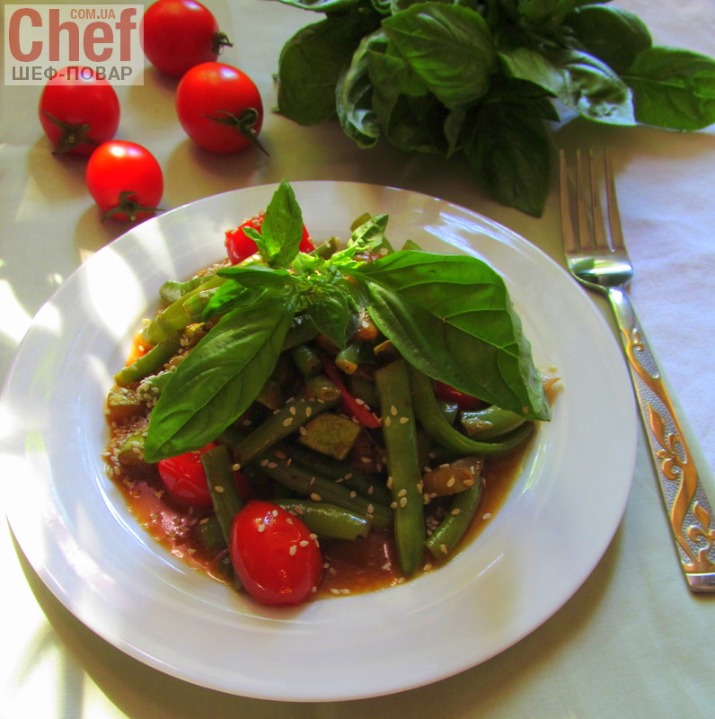 Теплый салат с кабачками, стручковой фасолью и помидорками