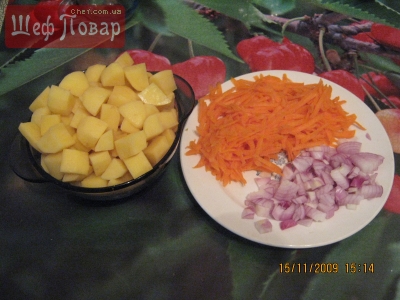 Курицу нарезаем и отправляем в кастрюлю. Пока она у нас варится, картофель нарезаем кубиками или ломтиками, лук измельчаем, а морковь трем на крупной терке.