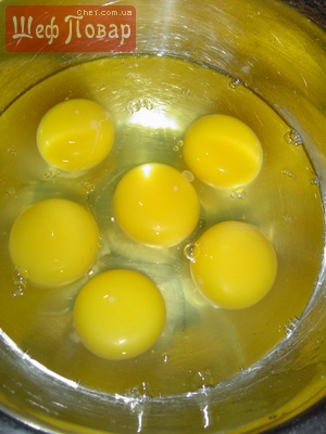 Яйца взббиваем,