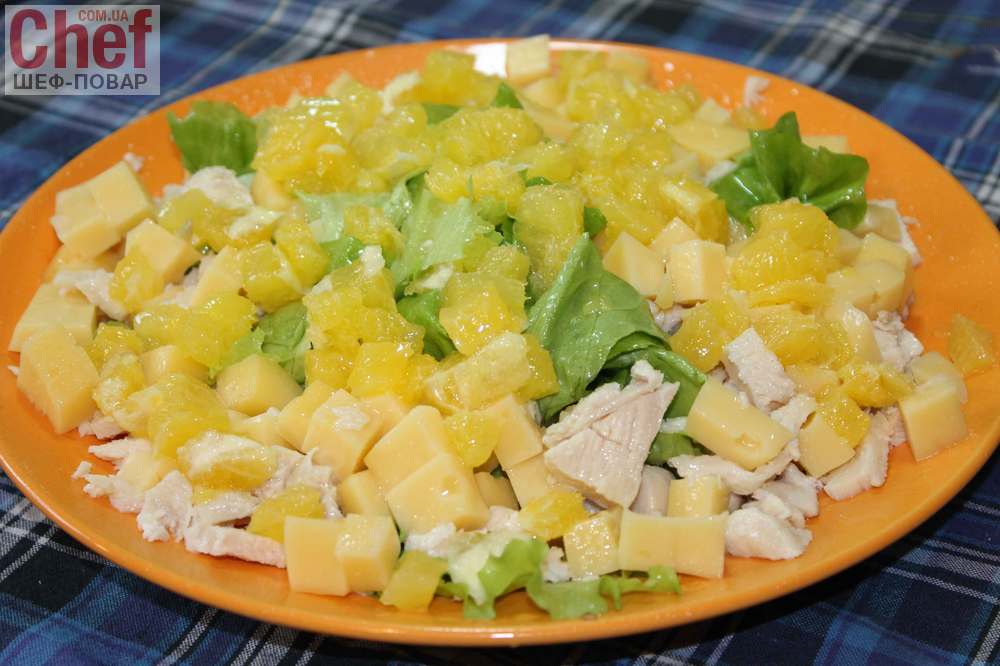 Салат с курицей, сыром и апельсинами.