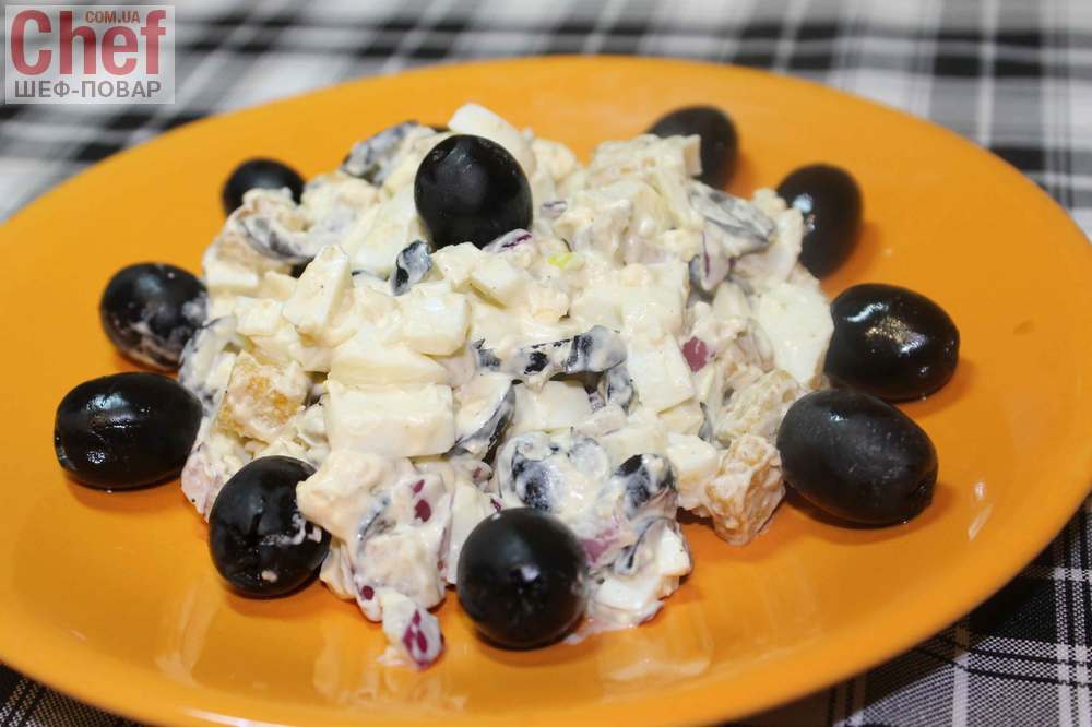 Яичный салат с оливками и сухариками