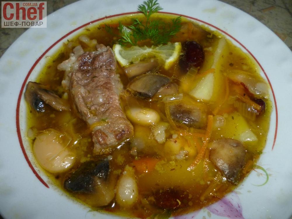 Фасолевый суп с грибами и обжаренными ребрами.