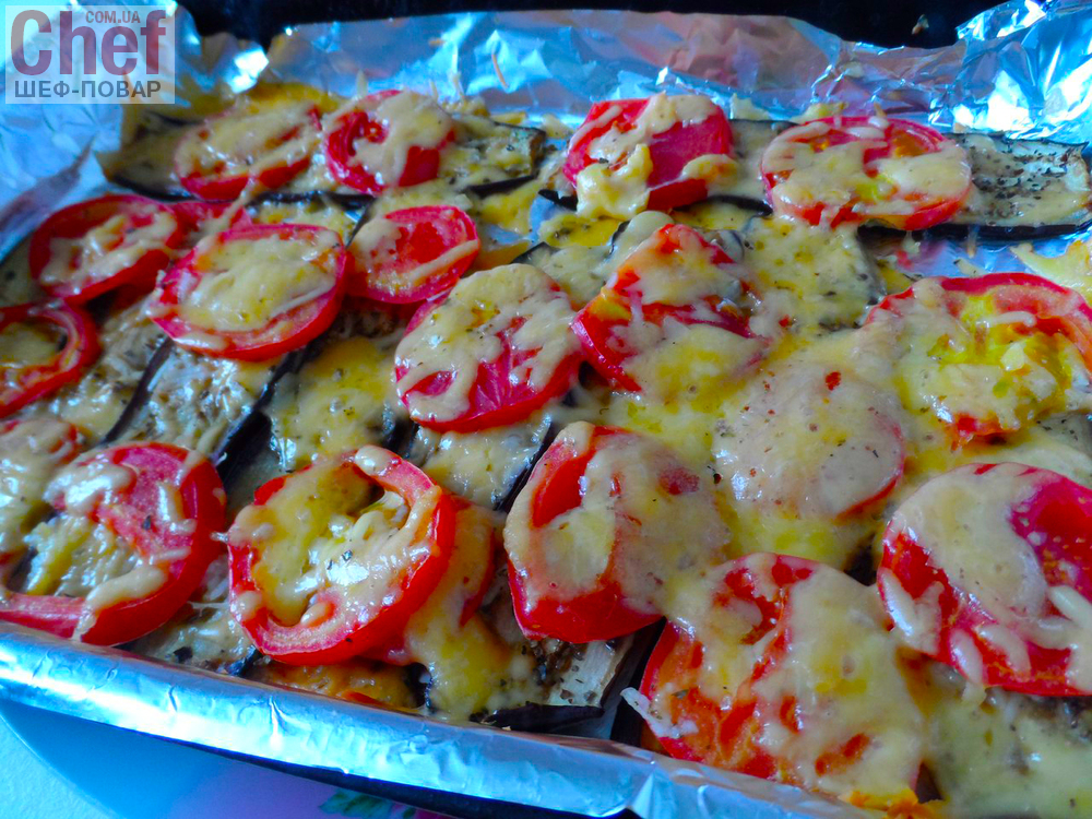 Запеченные баклажаны с помидорами и сыром