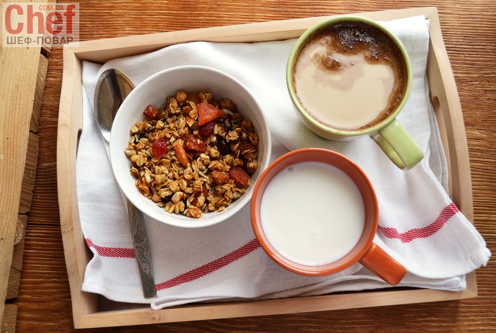 Гранола домашня з йогуртом(молоком) на сніданок