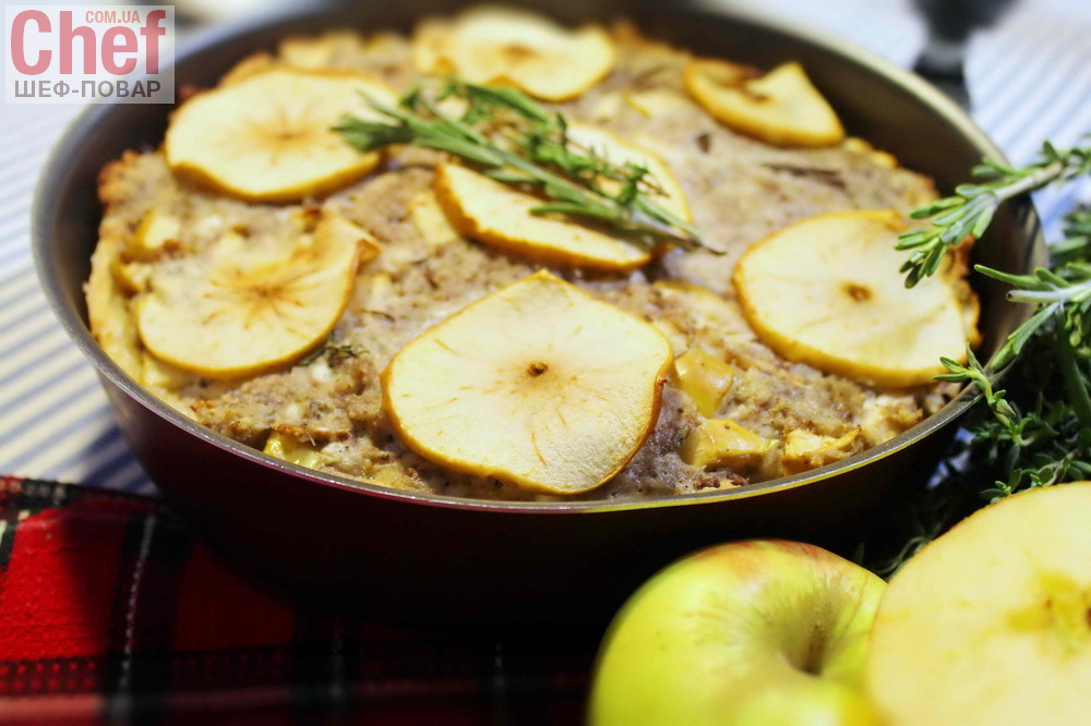 Осенний пирог со свининой, яблоками и травами.