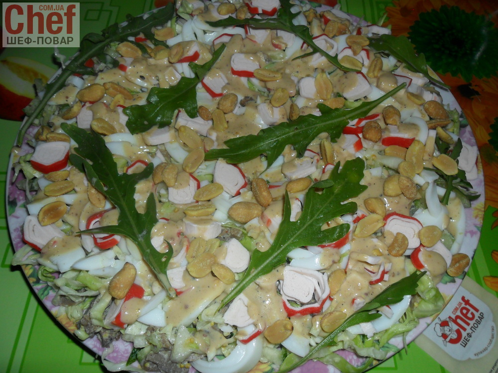 Капустный салат с грибами, крабовыми палочками и арахисом