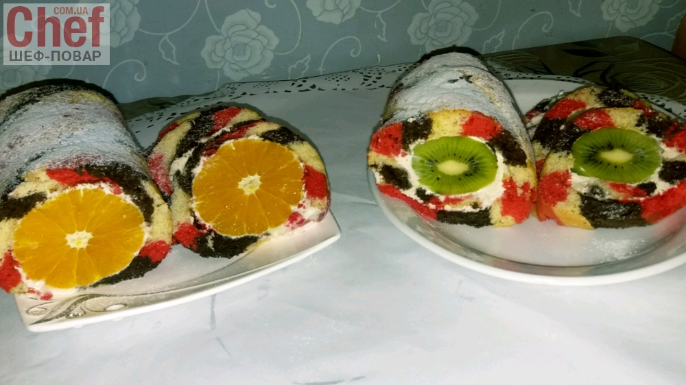 Рулет бисквитный с фруктами
