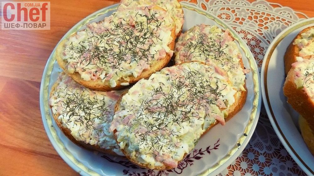 Острые бутерброды с соленым огурцом и яйцами