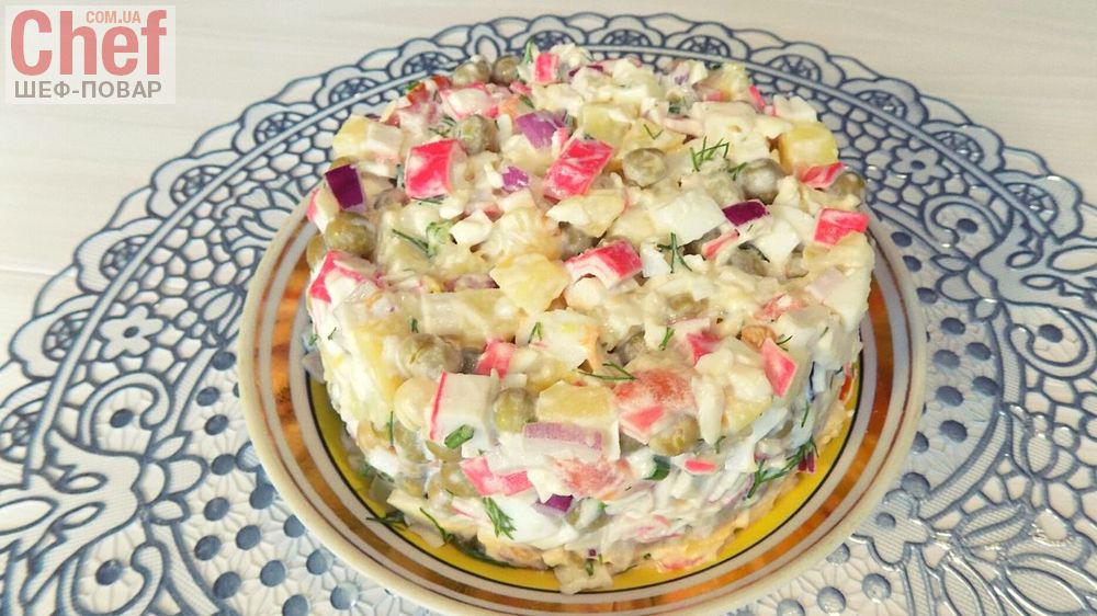 Крабовый салат с яйцами картофелем и зеленым горошком