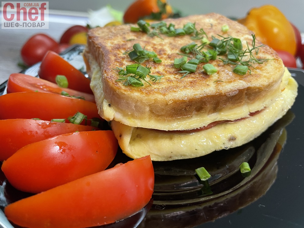 Горячий бутерброд с яйцами, колбасой и сыром