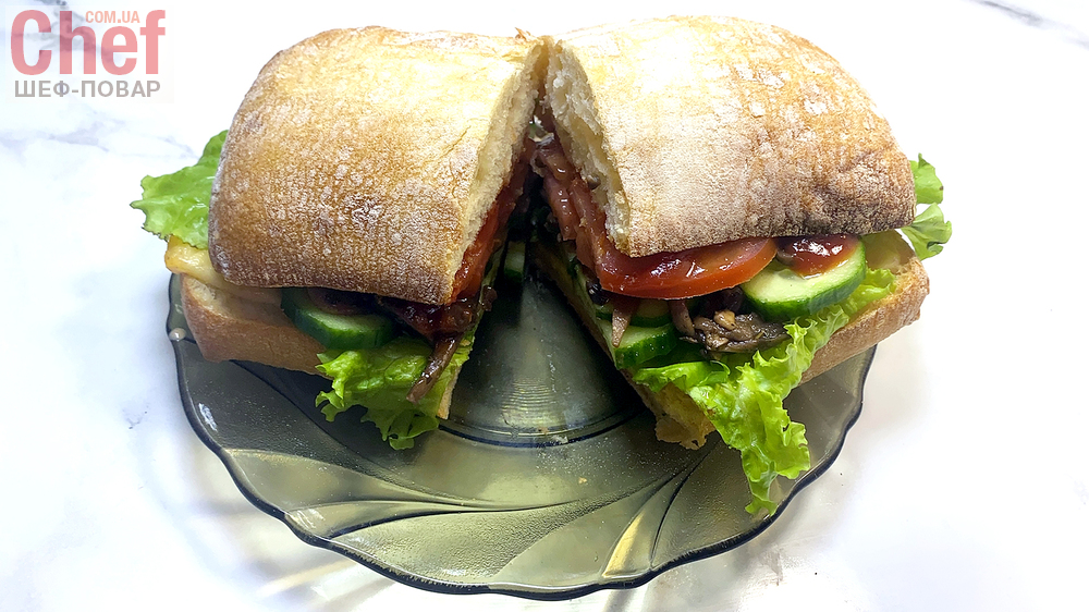 Вкусный вегетарианский сэндвич из чиабатты